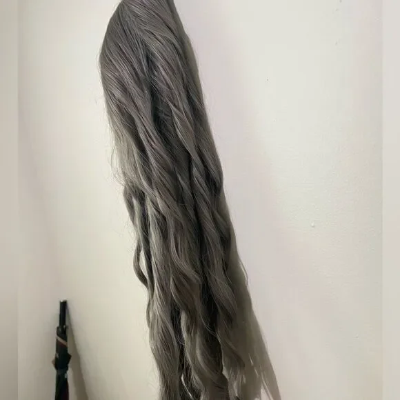 Elegant Long Wavy Gray Wig NWOT - Picture 5 of 9